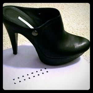 100% authentic Vera Wang Finley booties clogs.